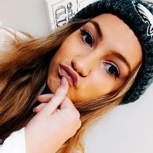 Meet your Posher, Avery